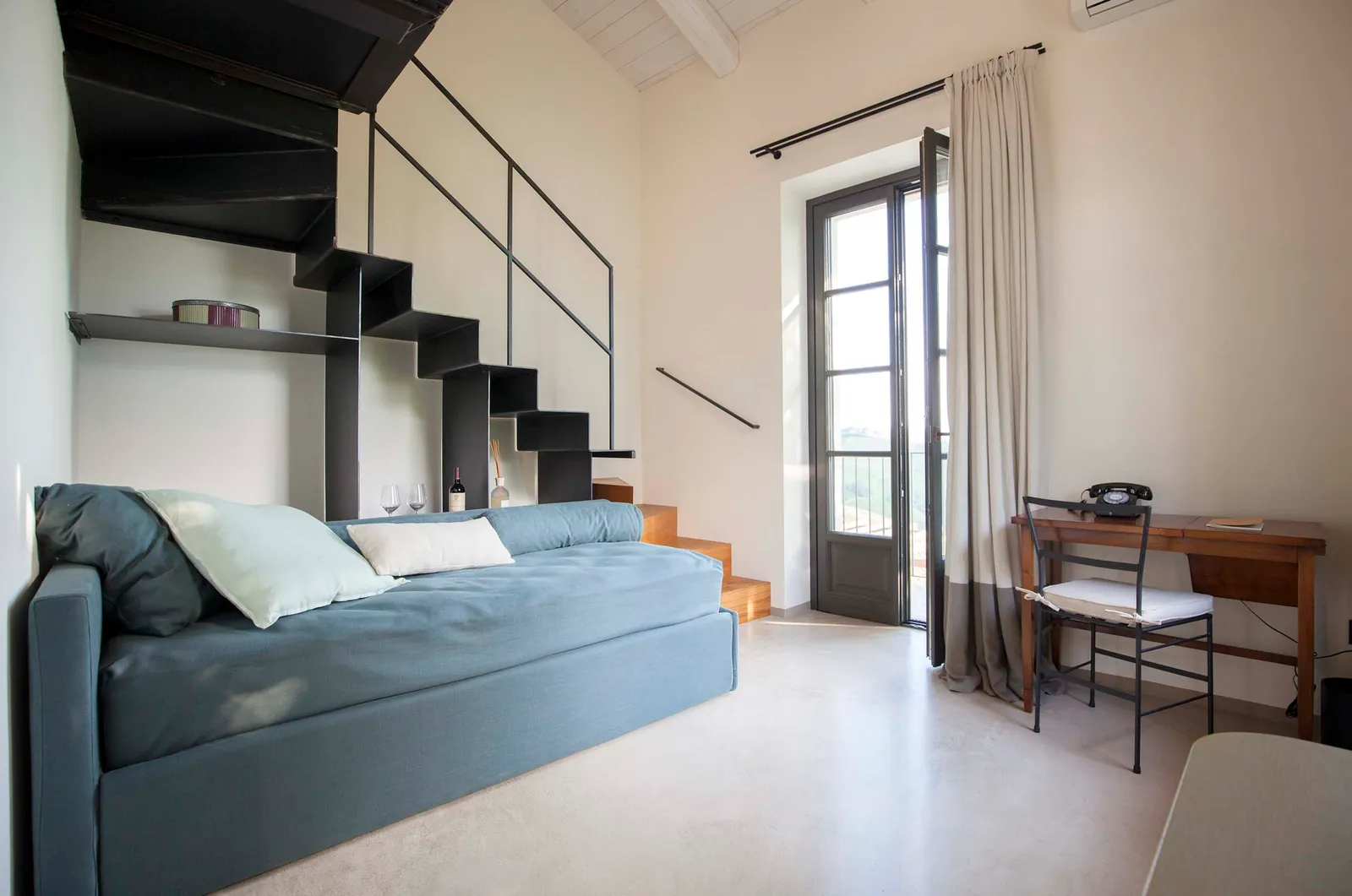 Vertical Suite No. 7